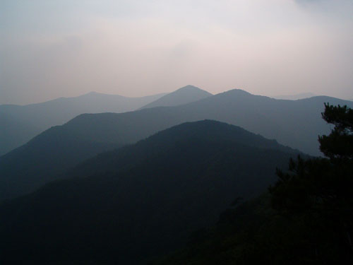 황장산에서 뒤돌아 본 백두대간의 산 